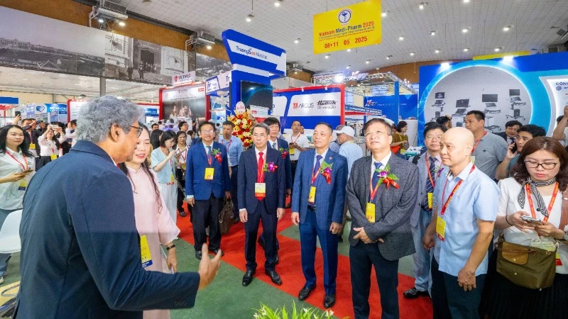 Các đại biểu tham dự chương trình.