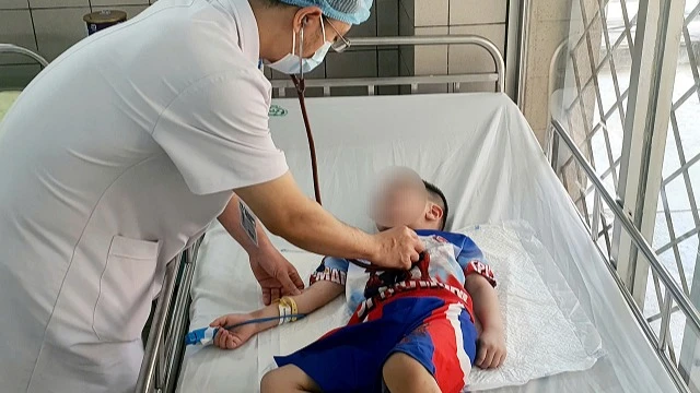 Bệnh nhi được điều trị tại Bệnh viện Bạch Mai