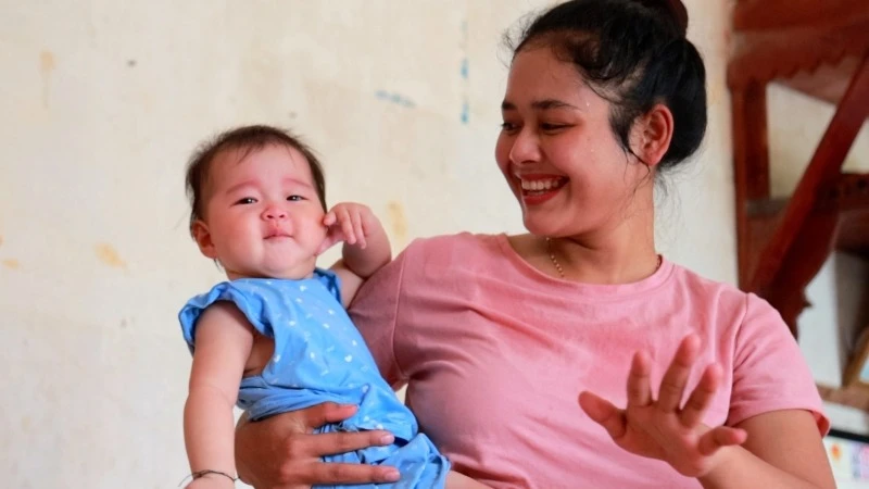 Chị H Dla Buôn Ya hạnh phúc đón hai con sinh đôi. 