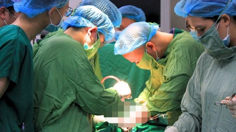 Bác sĩ can thiệp cho sản phụ.