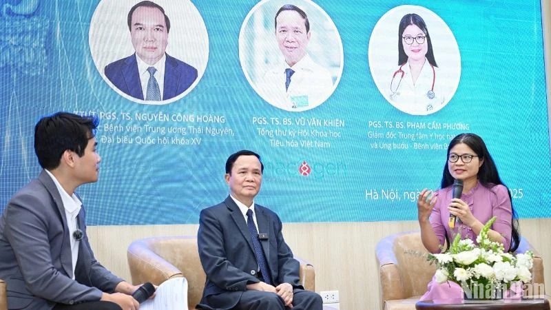 Phó Giáo sư, Tiến sĩ Phạm Cẩm Phương chia sẻ thông tin chuyên môn. (Ảnh: THÀNH ĐẠT)
