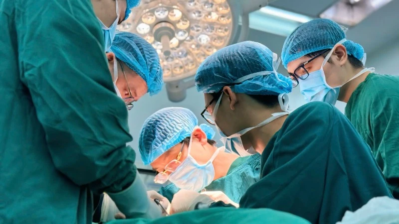 Các bác sĩ thực hiện phẫu thuật vi phẫu khẩn cấp cho bệnh nhân.
