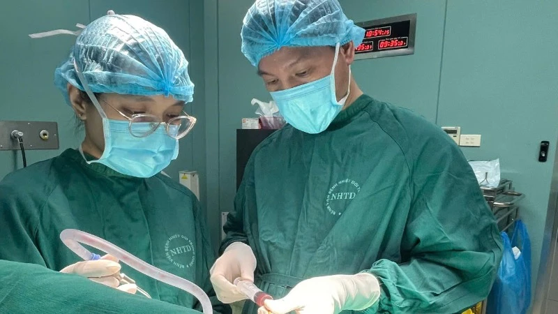 Bác sĩ tiến hành phẫu thuật cho bệnh nhân.