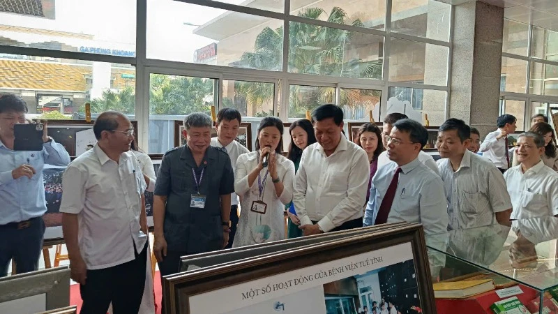 Các đại biểu tham quan triển lãm.