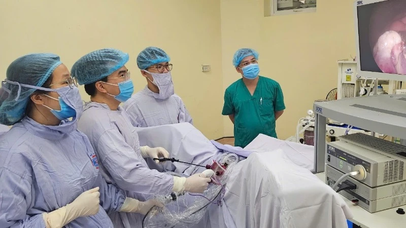 Các bác sĩ Bệnh viện K phẫu thuật cho bệnh nhân. (Ảnh: BVCC)