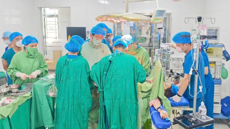 Các bác sĩ phẫu thuật lấy thai, bảo toàn tính mạng cho sản phụ.