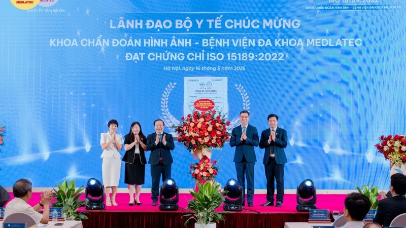 Lãnh đạo Bộ Y tế chúc mừng bệnh viện.