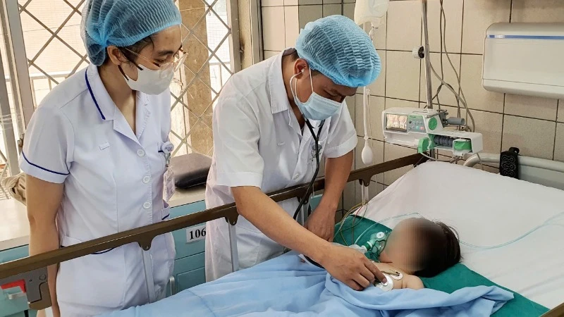 Bệnh nhi nằm điều trị tại Bệnh viện Bạch Mai.