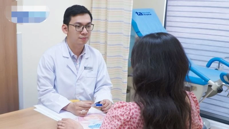 Bác sĩ chuyên khoa I Lê Quang Hưng tư vấn cho sản phụ. 