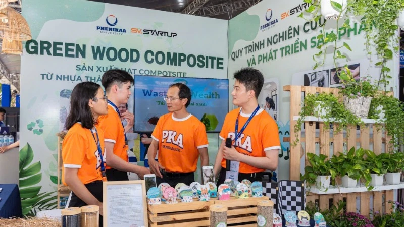 Tiến sĩ Đặng Viết Quang và nhóm sinh viên thực hiện dự án "Sản xuất vật liệu composite từ nhựa tái chế và phế phẩm nông nghiệp" tại Ngày hội khởi nghiệp Quốc gia của học sinh, sinh viên năm 2025. (Ảnh: PHƯỚC AN)