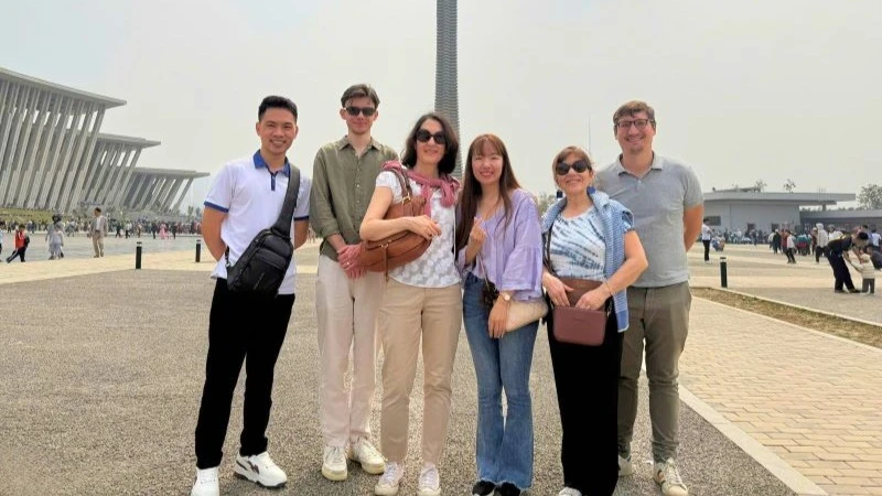 Thành viên Câu lạc bộ Hanoi Free Private Tour Guide dẫn du khách quốc tế tham quan Bảo tàng Lịch sử quân sự Việt Nam. 