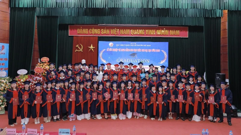 Học viện Y-Dược học cổ truyền Việt Nam trao bằng tốt nghiệp sau đại học cho các tân thạc sĩ, tân bác sĩ nội trú, tân bác sĩ chuyên khoa I, tân bác sĩ chuyên khoa II.