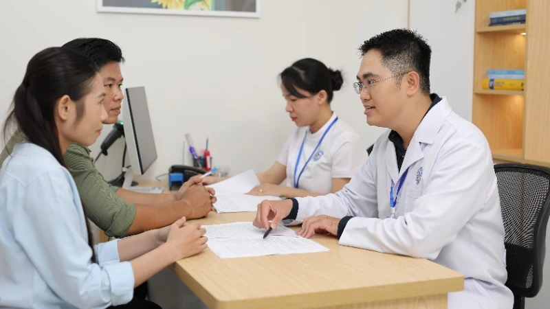 Bác sĩ Lý Thiện Trung, Trưởng Đơn nguyên Hỗ trợ sinh sản-Trung tâm IVF Quốc Ánh tư vấn cho gia đình hiếm muộn.