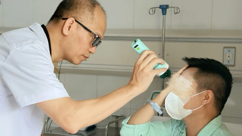 Phó Giáo sư, Tiến sĩ Nguyễn Hồng Hà -Trưởng Khoa Phẫu thuật Hàm mặt, Tạo hình và Thẩm mỹ khám cho bệnh nhân.