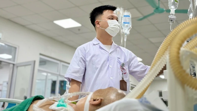 Các bác sĩ nỗ lực cứu chữa cho bệnh nhân. (Ảnh: BVCC)