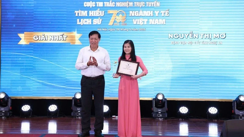 Thứ trưởng Y tế Đỗ Xuân Tuyên trao giải Nhất cá nhân. 