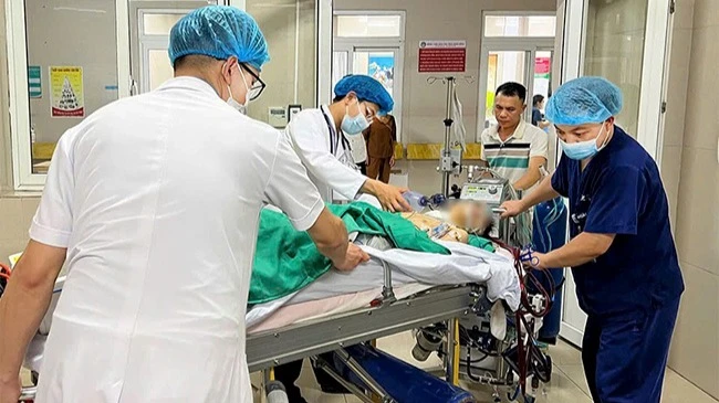 Sau khi đặt ECMO, bệnh nhi được đưa về Bệnh viện Nhi Trung ương ngay trong đêm.