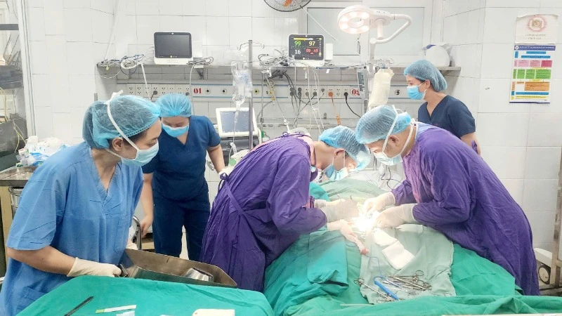 Các bác sĩ can thiệp ECMO để cứu sống bệnh nhân.