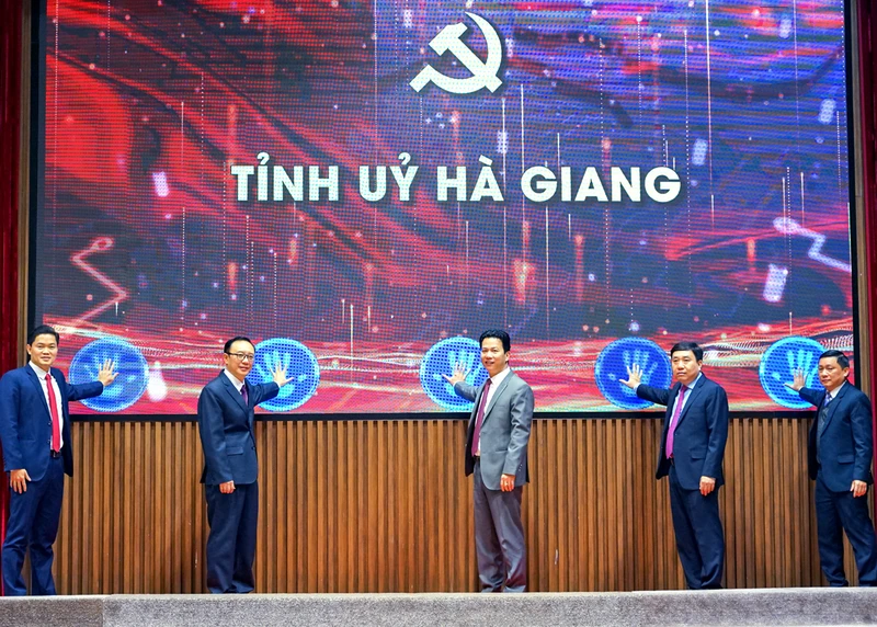 Các đồng chí lãnh đạo tỉnh Hà Giang ấn nút phát động giải.