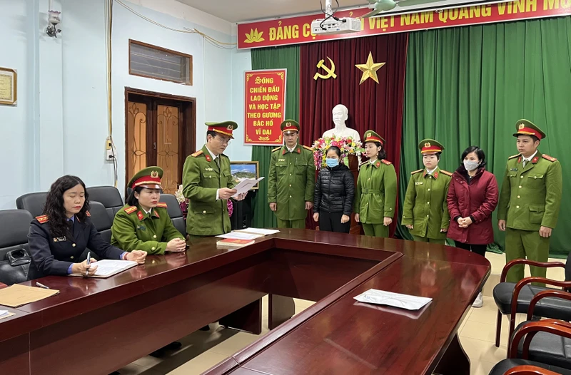 Cơ quan điều tra công bố quyết định khởi tố bị can, lệnh bắt bị can để tạm giam đối với Phạm Thị Kim Dung và Hoàng Thị Phượng.