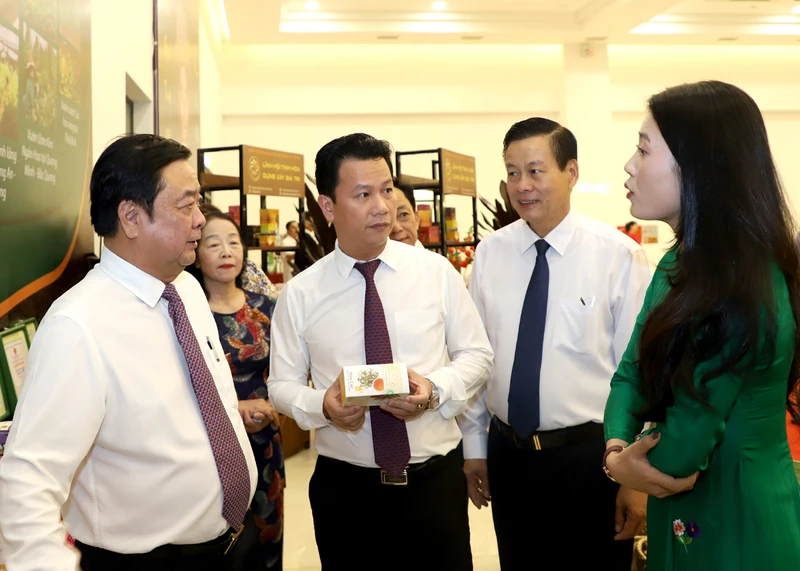 Lãnh đạo Bộ Nông nghiệp và Phát triển nông thôn và tỉnh Hà Giang tham quan gian hàng trưng bày sản phẩm tiêu biểu.