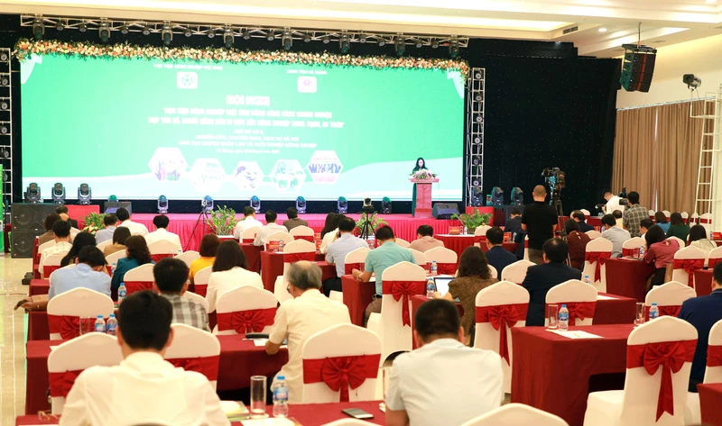 Toàn cảnh hội nghị.