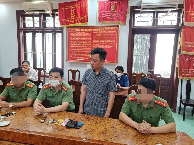 Đối tượng Lê Văn Dũng (người đứng) bị khởi tố về tội cưỡng đoạt tài sản.