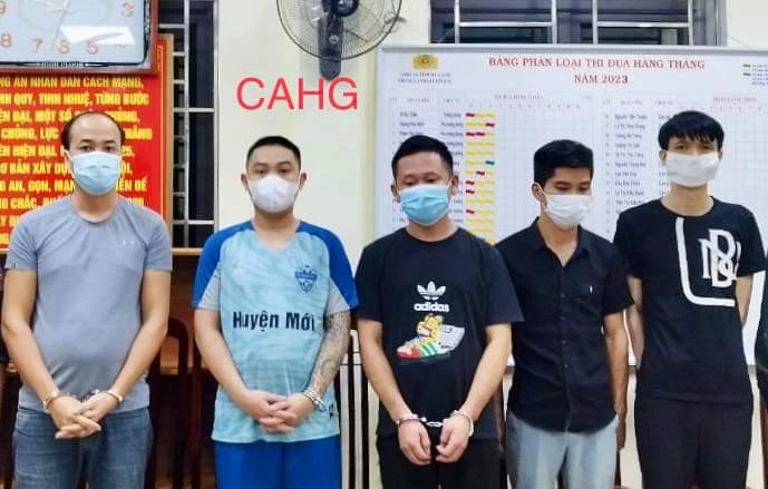 Các đối tượng bị tạm giữ hình sự trong đường dây cá độ bóng đá tại Hà Giang. (Ảnh Công an Hà Giang)