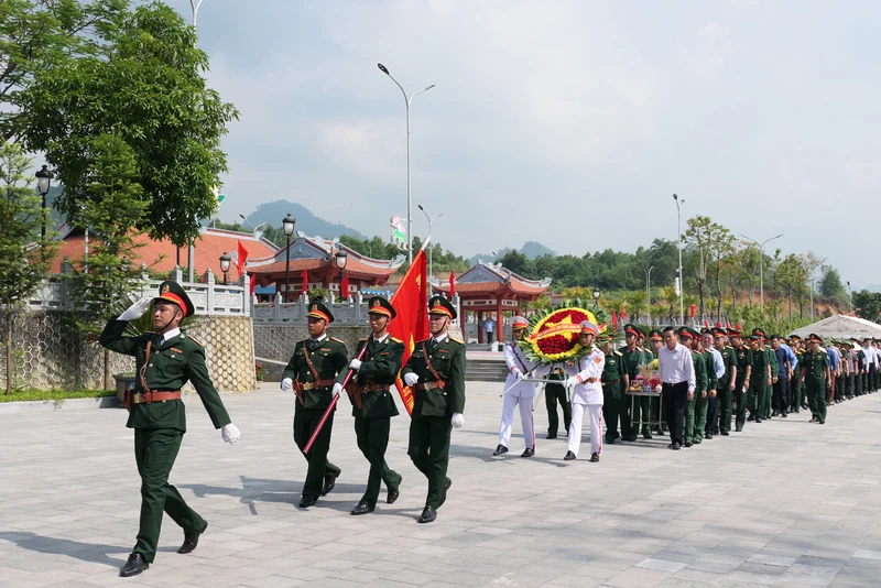 Truy điệu, an táng hài cốt liệt sĩ tại Nghĩa trang Liệt sĩ Vị Xuyên.