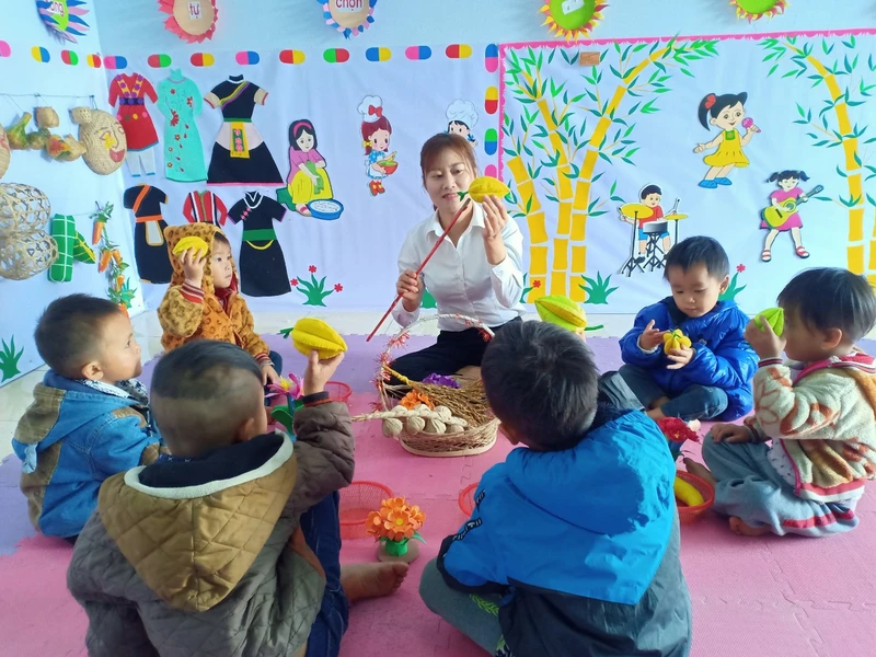Cô và trò điểm trường mầm non thôn Tả Ván, xã Xín Chải, huyện Vị Xuyên (Hà Giang).