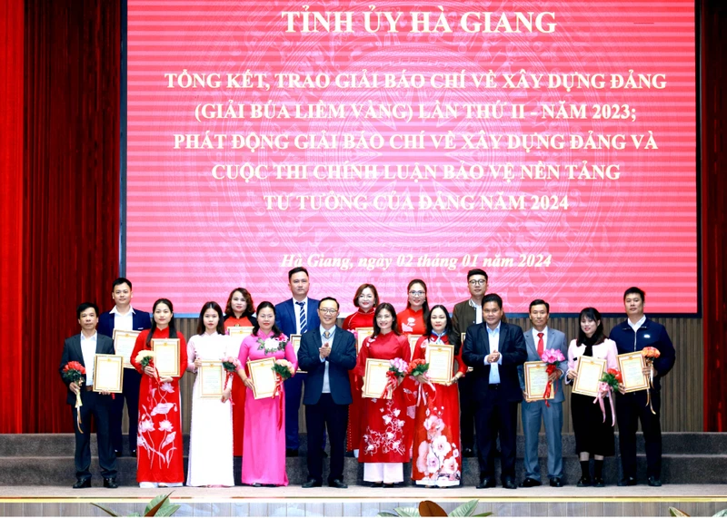 Các đồng chí Lãnh đạo tỉnh Hà Giang trao giải Nhất cho các tác giả.