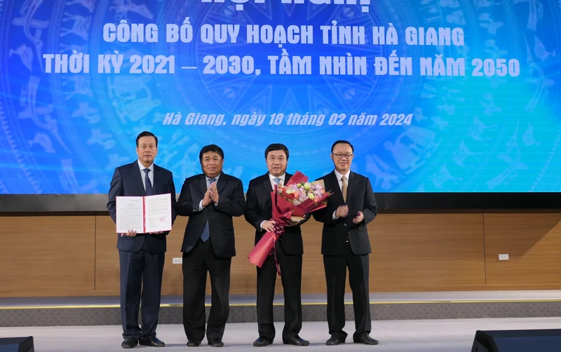 Bộ trưởng Kế hoạch và Đầu tư trao quyết định phê duyệt quy hoạch cho lãnh đạo tỉnh Hà Giang. 