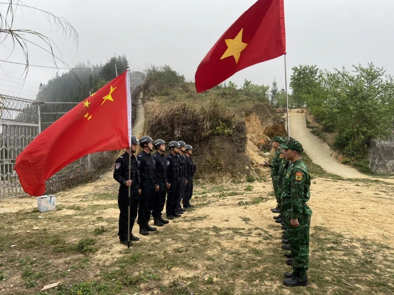 Đội hình tuần tra hai nước Việt Nam-Trung Quốc gặp gỡ trên tuyến biên giới.