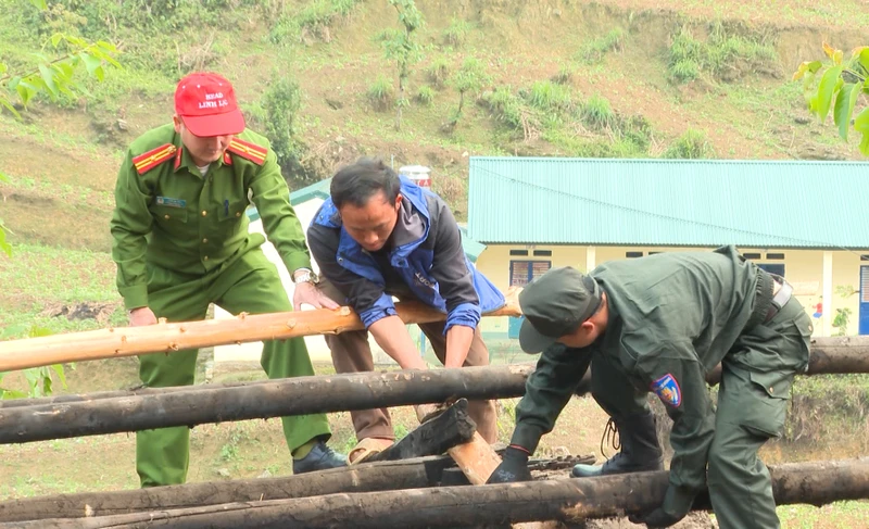 Lực lượng Công an giúp người dân huyện Yên Minh khắc phục hậu quả thiên tai.