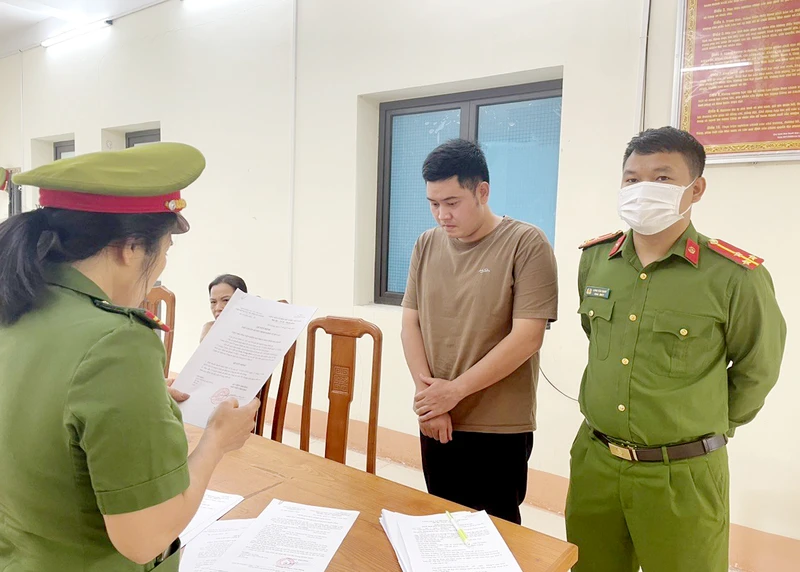 Cơ quan Công an thi hành lệnh bắt tạm giam đối tượng Trần Trung Hiếu.