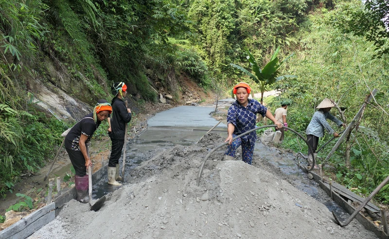 Từ nguồn vốn chương trình mục tiêu quốc gia, nhiều thôn vùng cao ở Hà Giang được đầu tư làm đường bê-tông.
