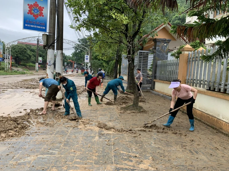 Lực lượng dân quân và người dân xã Phương Thiện, thành phố Hà Giang khắc phục hậu quả thiên tai.