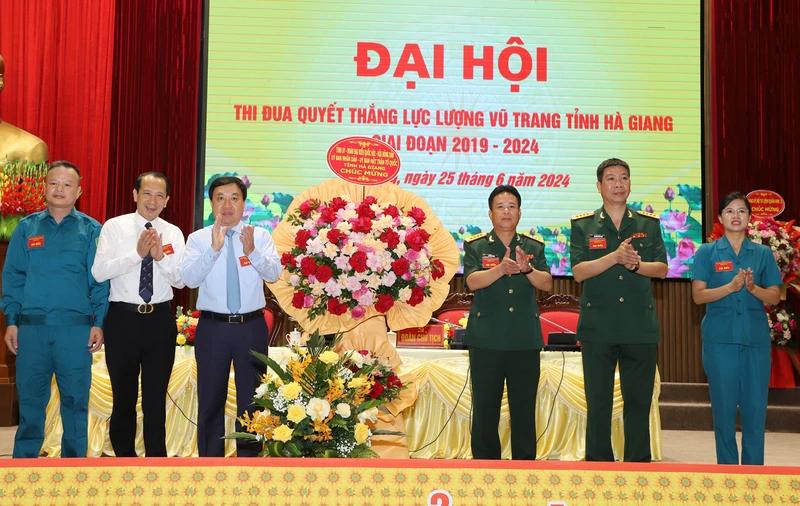 Quyền Bí thư Tỉnh ủy Hà Giang Nguyễn Mạnh Dũng tặng hoa chúc mừng đại hội.