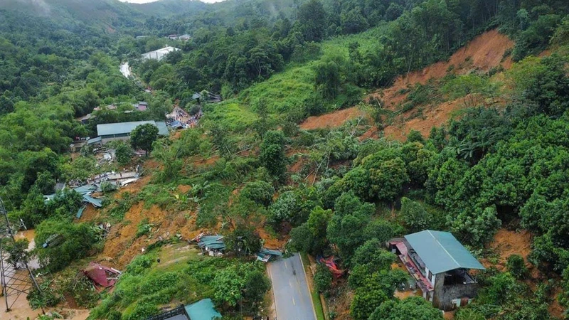 Sạt lở đất trên Quốc lộ 2, gây ách tắc giao thông từ Hà Giang về Hà Nội.