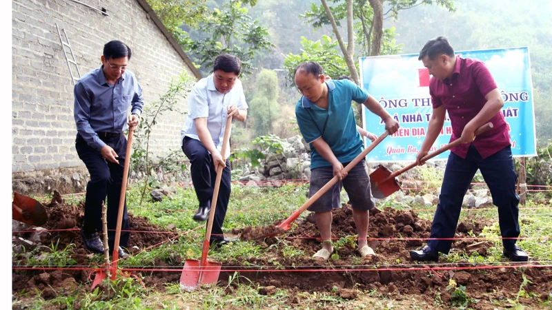 Các đồng chí lãnh đạo tỉnh Hà Giang, huyện Quản Bạ thực hiện nghi thức khởi công xây dựng nhà cho gia đình anh Hạng Mí Sử.