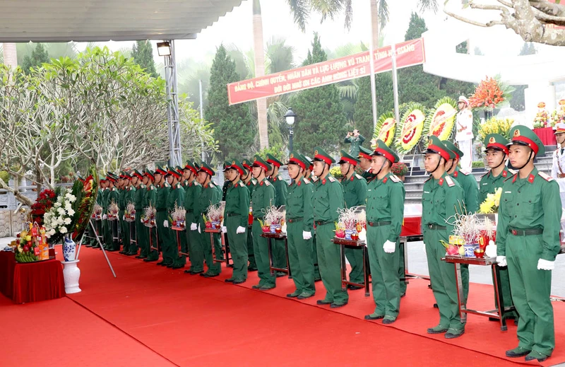 Thực hiện nghi lễ an truy điệu và an táng hài cốt liệt sĩ tại Nghĩa trang liệt sĩ Vị Xuyên.