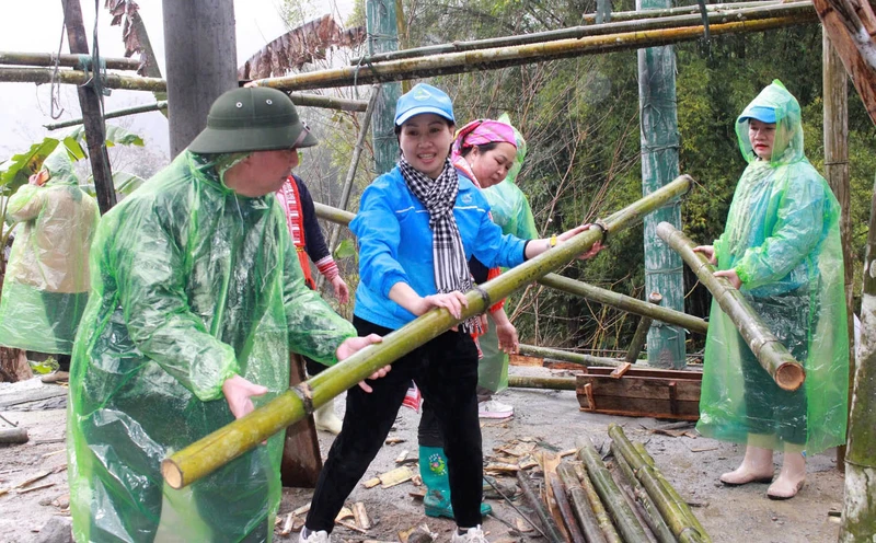 Hội Liên hiệp Phụ nữ tỉnh Hà Giang hỗ trợ gia đình chị Hoàng Thị Án, thôn Tân Thành, xã Hồ Thầu, huyện Hoàng Su Phì xóa nhà tạm.