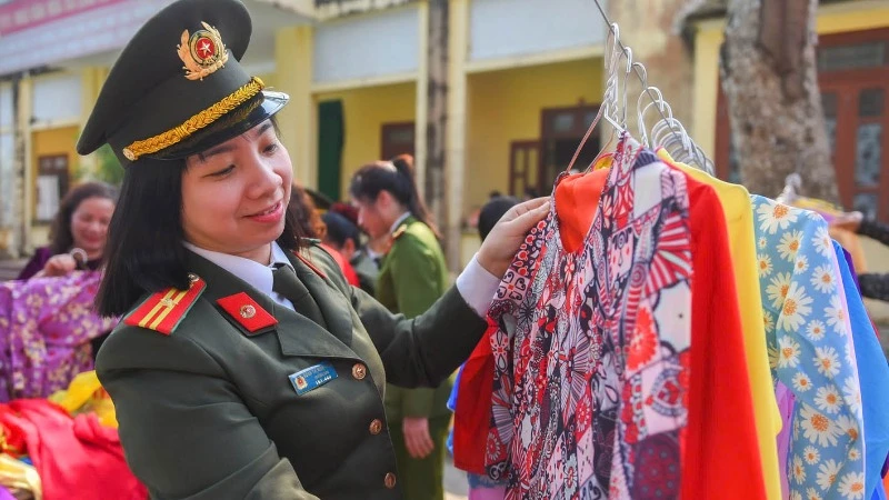 Hội Phụ nữ Công an tỉnh Hà Giang tổ chức "Gian hàng áo dài không đồng" tại xã Linh Hồ. (Ảnh: KHÁNH LINH)