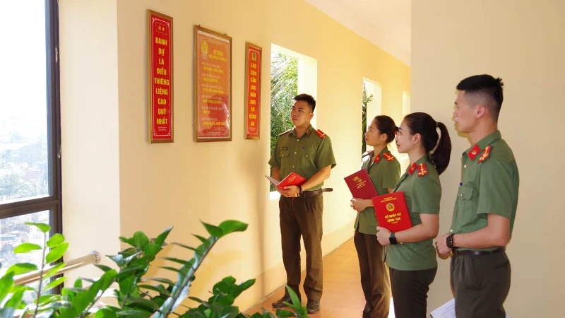 Tuổi trẻ Công an Hà Giang học tập 6 điều Bác Hồ dạy và 2 lời căn dặn “Danh dự là điều thiêng liêng, cao quý nhất” và “Lúc dân cần, lúc dân khó, có công an”.