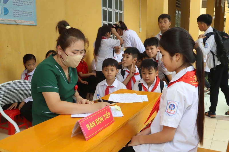 Tổ chức tiêm vaccine phòng bệnh cho trẻ em tại huyện Bắc Quang. Ảnh: Minh Đức
