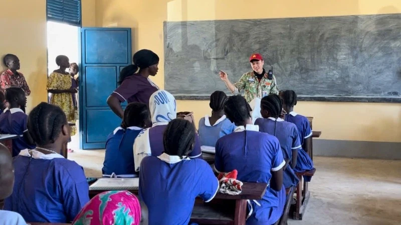 Thượng úy Nguyễn Sỹ Công dạy học cho trẻ em tại Nam Sudan. (Ảnh: NVCC)