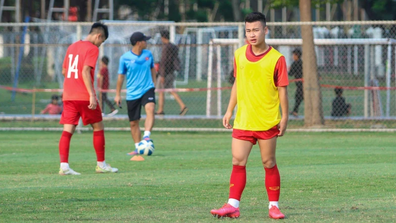 Tiền đạo Anh Tú đã trở lại tập luyện cùng các đồng đội. (Ảnh: VFF)