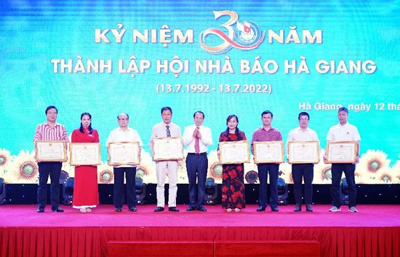 Lãnh đạo UBND tỉnh Hà Giang tặng Bằng khen cho các cá nhân có thành tích xuất sắc trong công tác hội và báo chí tỉnh.