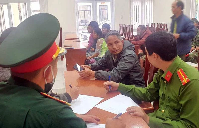 Cơ quan chức năng làm việc với các đối tượng liên quan vụ việc.