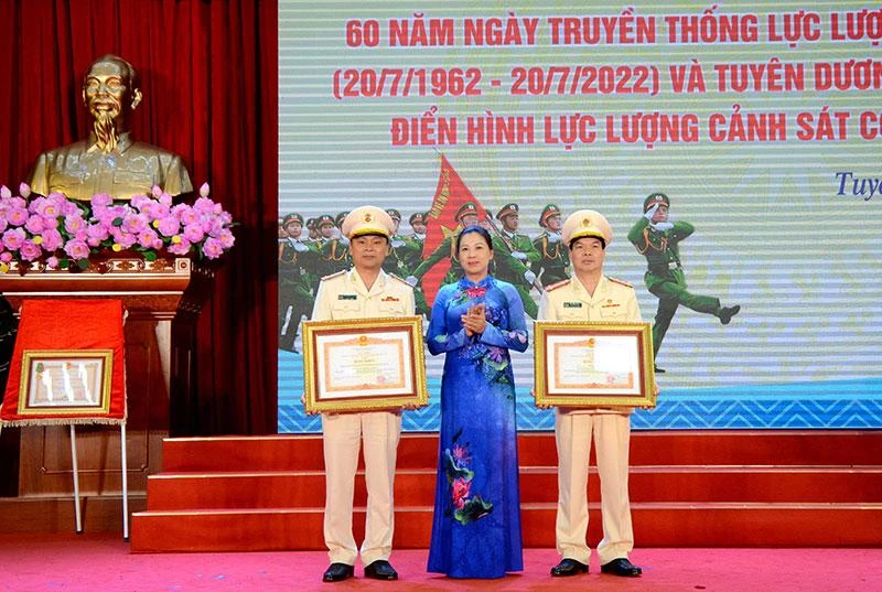 Thừa ủy quyền của Thủ tướng Chính phủ, Phó Bí thư Thường trực Tỉnh ủy, Chủ tịch HĐND tỉnh Tuyên Quang Lê Thị Kim Dung trao Bằng khen cho 1 tập thể và 1 cá nhân.